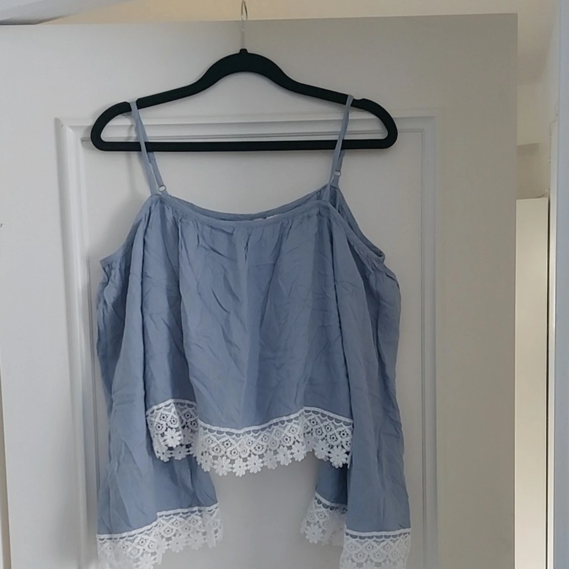 Blå offsholders linnetopp med spetsdetaljer från H&M - 1