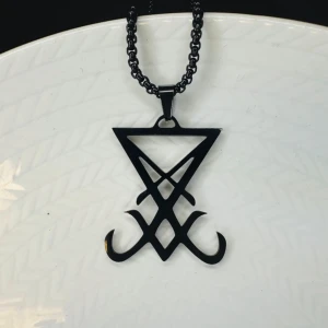 Black stainless steel Lucifer’s sigil necklace – dark & edgy design - Bold black stainless steel necklace featuring Lucifer’s sigil, a powerful occult symbol linked to gothic and alternative fashion. The pendant measures approx. 4.5 x 3 cm, and the chain is 60 cm long with a secure lobster clasp.  Made from high-quality, durable stainless steel with a polished finish. A striking and rare statement piece for those who love dark aesthetics.  Brand new and unworn. 