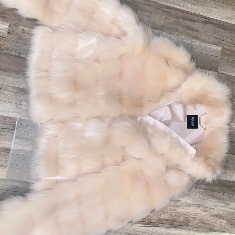 Säljer en lyxig beige pälsjacka från Guess. Jackan har en elegant design med långärmade ärmar och en mjuk, fluffig textur. Perfekt för vinter, höst och vår!💕det står storlek xl på jackan, men jag är storlek s och den passar! Ovh: 240€. Takit.