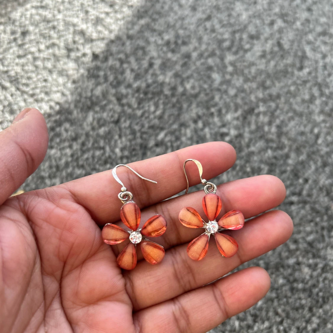 Blomformade örhängen i orange och silver - 2