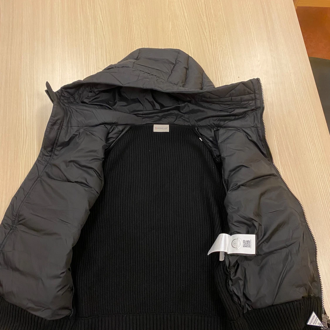 Svart dunjacka med stickade ärmar - 1