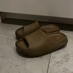Yeezy slides - Tjena, säljer ni dessa yeezy slides i fint skick som är 100% äkta. Dom är lite smutsiga i nuläget men tvättas innan frakt. Skick 7/10