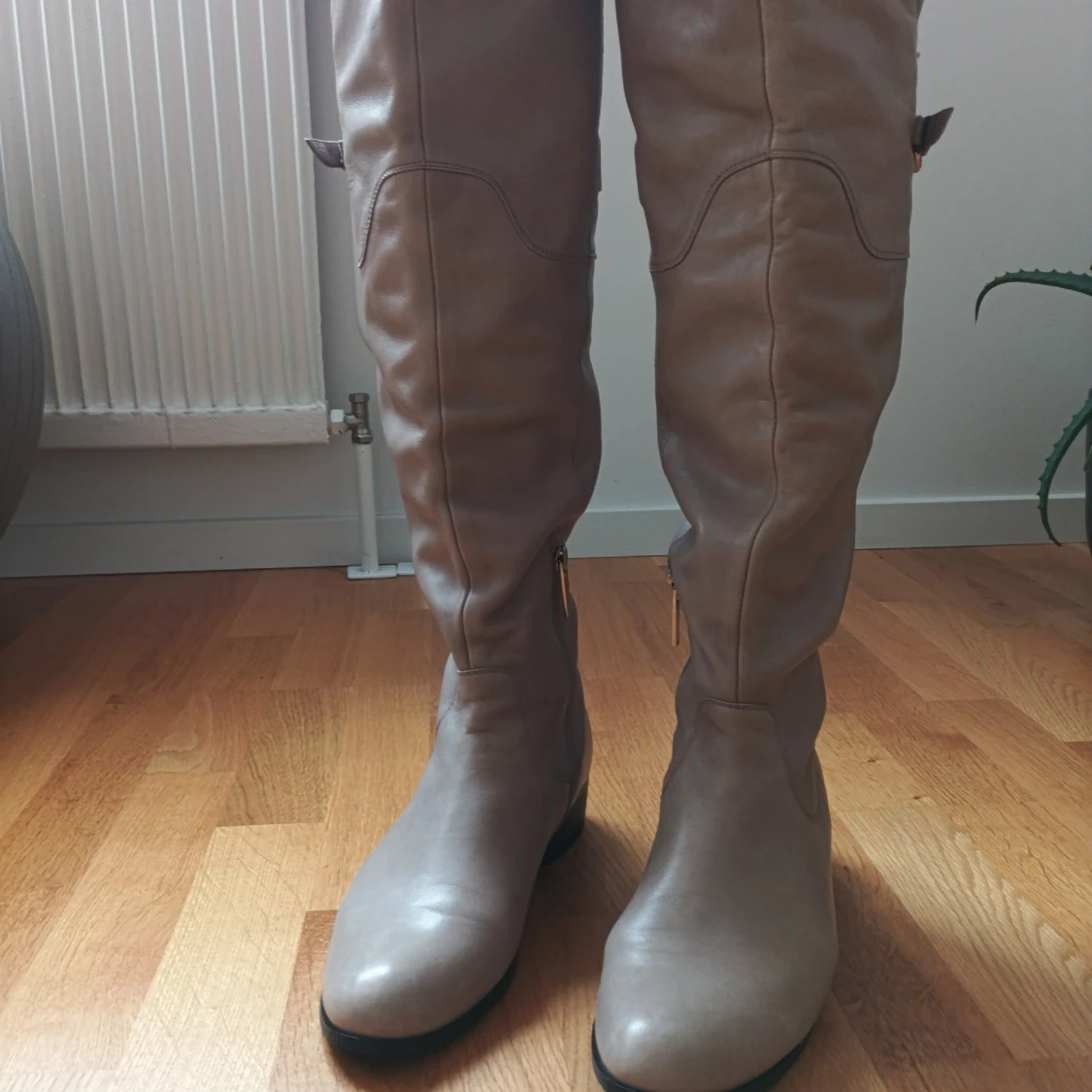 Beige stövlar med spänne läder  - 1