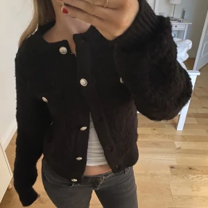 stickad kofta  - jättesnygg stickad kofta med prislappen kvar, alltså helt ny❤️