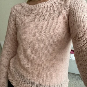 Stickad tröja - Så söt lite tunnare stickad tröja från Only. Har en liten fläck se bild 3, kan gå bort i tvätt!