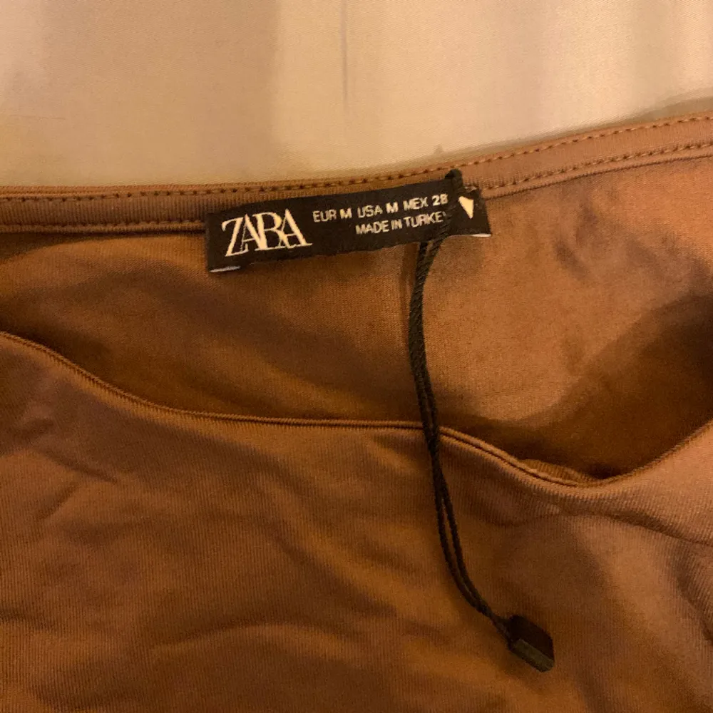 Zara body använd en gång  Snygg guld brun färg . Toppar.