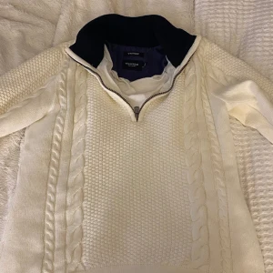 Wind proof stickad tröja  - Stickad tröja från holebrook, storlek S. Bekväm och varm, säljer för att den inte kom till användning. Kan diskutera priset vid snabbt köp 