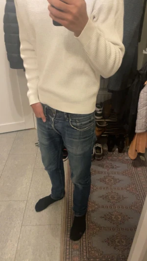 Stickad tröja vit - För dig som gillar det enkla är denna vita stickade tröja något att beställa hem. 