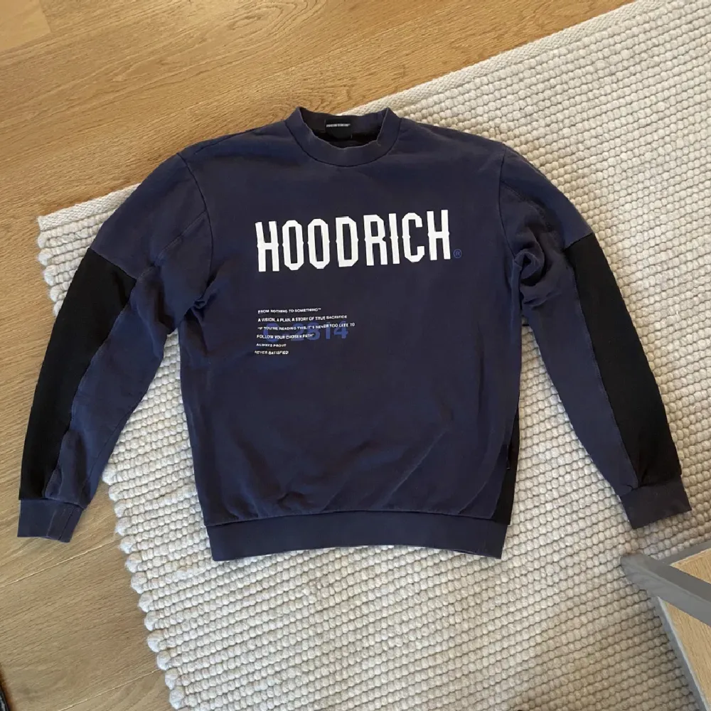 Hoodrich tröja jag aldrig använder, den säljs just pga det, den är i bra skick, storlek S. Kontakta mig vid fler frågor . Hoodies.