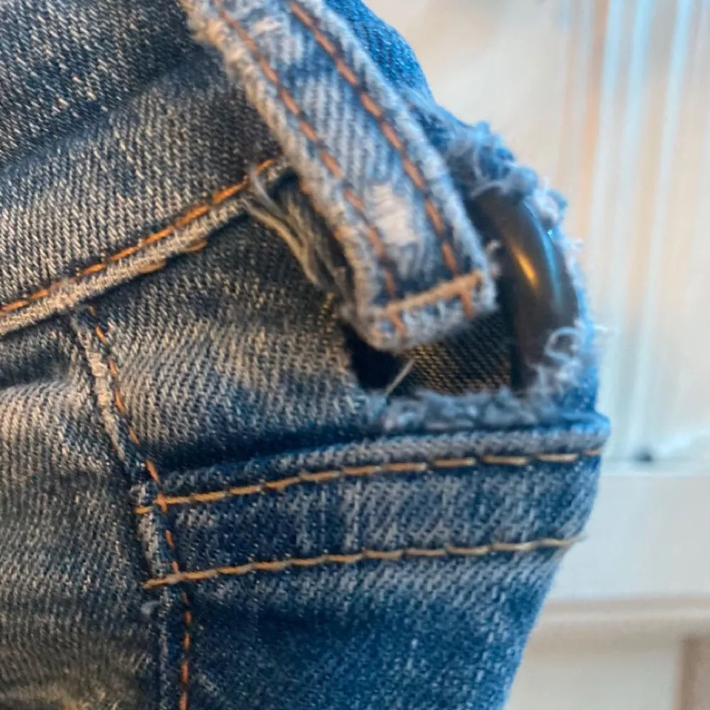 fina bootcut lågmidjade jeans från &denim, i bra skick förutom ett litet hål vid sidan som på bilden♡  Total längd: 101cm  Midja: 34cm (platt) . Jeans & Byxor.