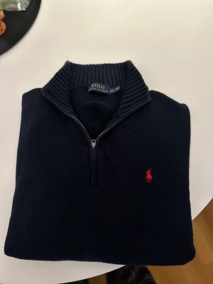 Polo Ralph lauren  - Polo Ralph lauren half zip hoodie Blå stickad i storlek medium den är i hyfsat bra skick den är bara lite urtvättad pris kan diskuteras 