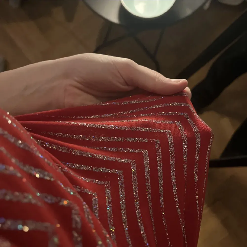 Fint rött linne med glitter. Fyndar seconhand i Köpenhamn men tyvärr för liten för mig. Har bara använt det en gång och skicket är som nytt. Perfekt till jul!!🤩. Toppar.
