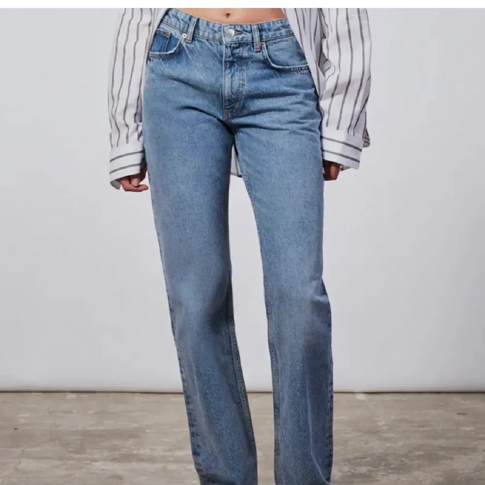 Zara jeans i modellen straight! Storlek 34🩵Säljs pga att de inte används längre. Jeans & Byxor.
