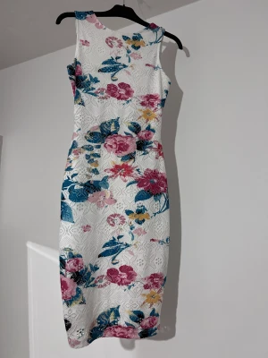 Klänning  - Fin somrig klänning den är som ny. 