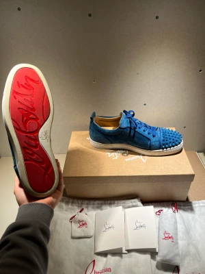 Christian Louboutin  - Christian Louboutin 🩸  Size: 42,5 fits 43,5  Pris: 4249kr  Skick: 8,5/10  Allt og finns