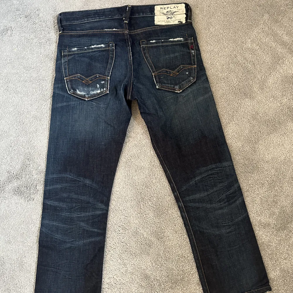 tjena säljer nu ett par riktigt feta Replay jeans som köptes för ca 1000kr och är storlek 30/32 men är ner klippta där nere så dom passar 160-167cm.  Hör gärna av dig vid vilka frågor som helst🙌🏽🙌🏽. Jeans & Byxor.