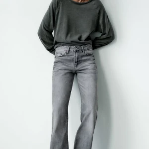 Gråa jeans - Jeans från Zara i strl 42. Mycket långa i benen! Är 178 och det släpar lite i marken. Använda varsamt och finns inga tecken på användning. Nypris 399kr