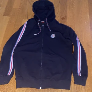 Moncler hoodie - Säljer min sjukt feta moncler full zip!🤩 Den är sällan använd och i 9/10 skick.  Strlk s, vid ytligare frågor eller bilder är det bara att skriva! Mvh