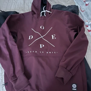 Snowboard jacka  - En snygg snowboard jacka från DOPE utan några defekter. Använd två säsonger och kommer inte längre till användning! Köpt från herravdelningen