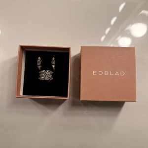 Edblad smycken - Gåva från förra julen. Använda ca 5 ggr, inga skador. Köp antingen allt försig för 150kr/styck (armbandet, örhängena, ringen), eller allt för 400kr. Ringens storlek är S/16,80 mm. Super fina! 💕