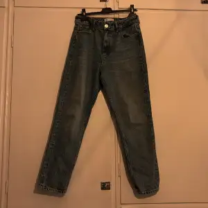 Högmidjade min jeans från Zara storlek 40  Sjukt fin passform 