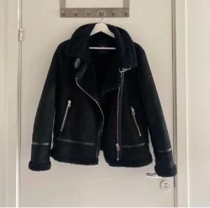 Jacka med Teddy foder  - Jätte snygg jacka och perfekt nu till vintern😊