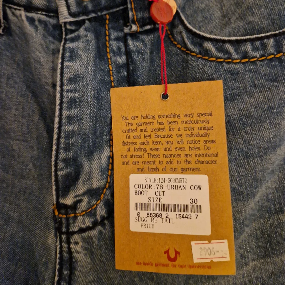 Säljer ett par helt nya True Religion Jeans i storlek 30.   Jeansen är mycket fina och bekväma! Jeansen är äkta. . Jeans & Byxor.