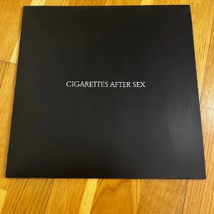 Cigarettes after sex vinyl - Öppnad men oanvänd vinyl med 1 lp-skiva. Mycket fint skick och plastficka skickas med.