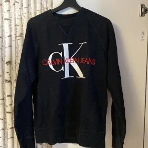CKj Sweather  - Oanvänd calvin klein jeans sweather i storlek M. Skön tröja som passar perfekt till alla outfits. 