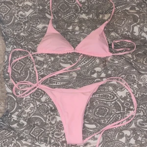 bikini - säljer helt oanvänd bikini från shein eftersom den kom i fel storlek🤍60kr för bikinin och sen lägg på frakt  