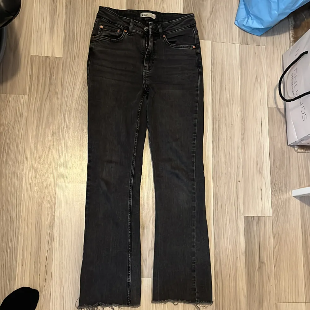 Mörkgråa jeans från Ginatricot i stl 34,köptes för några månader sen och används en del men fof i bra skick,nypris 499 mitt pris 220 men pris går att diskutera. Jeans & Byxor.