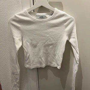 Vit croptop - Vit ribbdtickad croptop i strl M. Använd endast 1 gång!