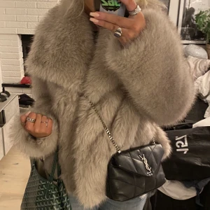 Pälsjacka zara - Säljer nu den eftertraktade zara jackan! Skick 10/10 - använt mycket sparsamt ca 10 gånger. Den är i storlek L men sitter perfekt på mig som vanligtvis bär S då de mindre storlekarna satt lite sämre i armar och midja. Jag är 173 och armarna går ända ut⭐️ 