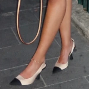 Låg klackar - Jätte fina låga klackar som liknar de trendiga chanel klackarna som endast använts en gång. Köptes på scorett för 1200 säljer för 700.