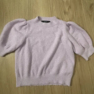 Trekvarts tröja  - Säljer denna populära trekvarts tröjan från vero Moda🩷 aldrig använd och super bra skick! Skriv för fler bilder.
