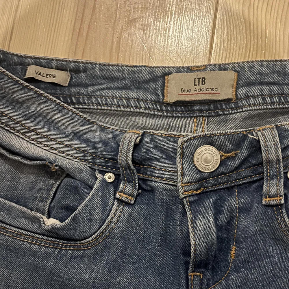 Hejj! Säljer nu mina ltb valerie jeans då jag inte använder de längre. Jätte snygga och populära. Bara att komma privat vid frågor. Köparen står för frakten!💗. Jeans & Byxor.