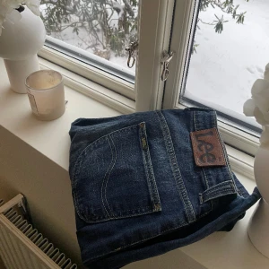 Lågmidjade jeans - Lågmidjade Lee jeans med bootcut. Innerbenslängden är 85cm och midjemåttet 35cm. Passar någon med storlek S och som är ca 175, säljer då dom är lite för långa på mig!