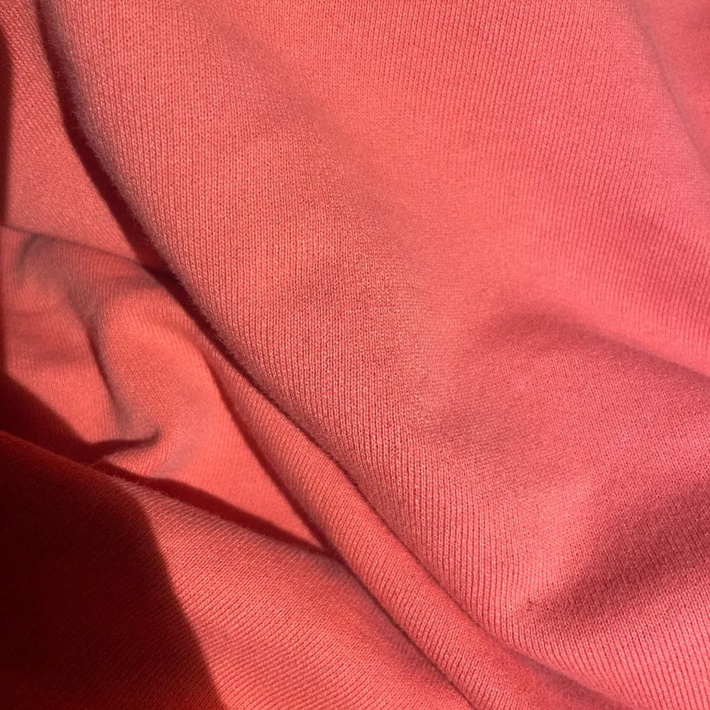 Jätteskön tröja i korall färg. Färgen är mycket mer rosa i verkligheten❤️. Tröjor & Koftor.