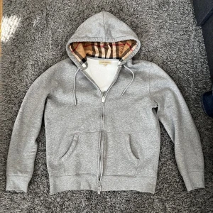 Burberry hoodie  - Soft grisch Burberry zip hoodie grå, väldigt fint skick, inga defekter hör av dig vid frågor 