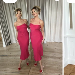 Djerf Avenue Dream Dress Midi Sunrise  - Säljer min fina klänning från djerf Avenue, använd en gång så mycket bra skick. Originalpris: 1599 kr. 