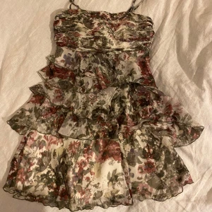 Klänning - Superfin klänning! Bilderna ger den inte rättvisa. 