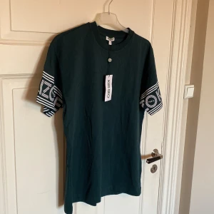 T-shirt från Kenzo - Säljer denna coola T-shirten från Kenzo. Helt ny och lappen sitter kvar. Dyr inköp. 