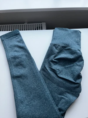 V3 Apparel Tights - Super fina blå tränings tights från V3 Apparel med scrunch. Nästan helt oanvända, nyskick. Nypris 380kr💙