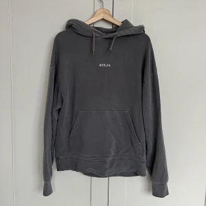 Hoodie - Oversized hoodie i blekt grå färg