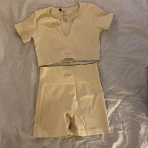 Tränings sett  - super fint och skönt träningsätt från BO+TEE, aldrig använt