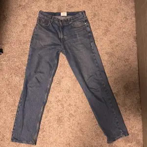 Säljer nu mina Axel Arigato jeans då jag fick nya i present. Jeansen är i storlek 32, regular fit. Använda kanske 10 gånger, völdigt fint skick. Köpte dem för 1800kr! Skriv om du har frågor