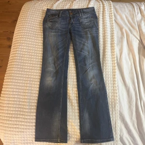 Lågmidjade jeans - Snygga vintage jeans!💕  Midjemått( rätt över): 38cm Inerbenslängd: 74cm Lårmått ( rätt över):22 cm   Köp gärna via ”KÖP NU”💖 Skriv ifall ni har några frågor eller funderingar // perfectjeans🫶