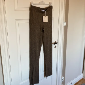 Glittriga byxor från Stylein - Säljer dessa snygga byxor från Stylein. Helt nya och lappen sitter kvar. Nypris 1899kr. Storlek M. 