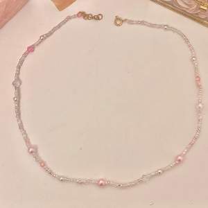 Handgjort pärlhalsband med rosa och vita pärlor💕tryck på köp nu om du vill köpa💗