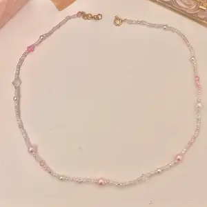 Handgjort pärlhalsband med rosa och vita pärlor💕tryck på köp nu om du vill köpa💗